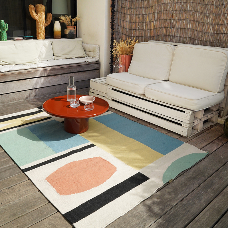 tapis couleur et formes géométriques avec table basse