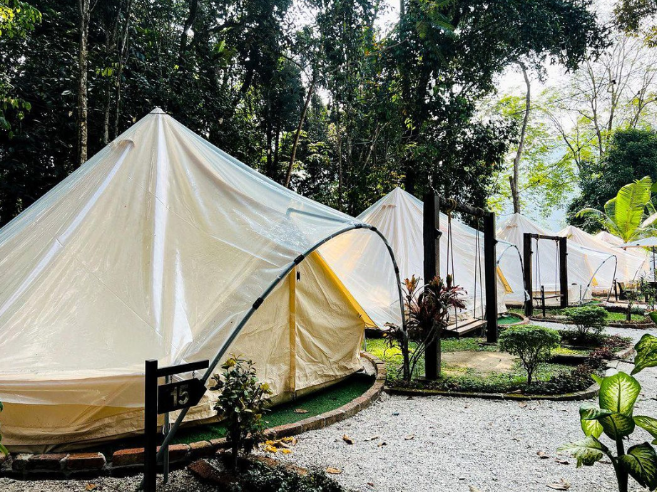 A picture of the luxurious tents at Gopeng Glamping Park, one of the top camp sites Malaysia for an adrenaline-filled vacation.