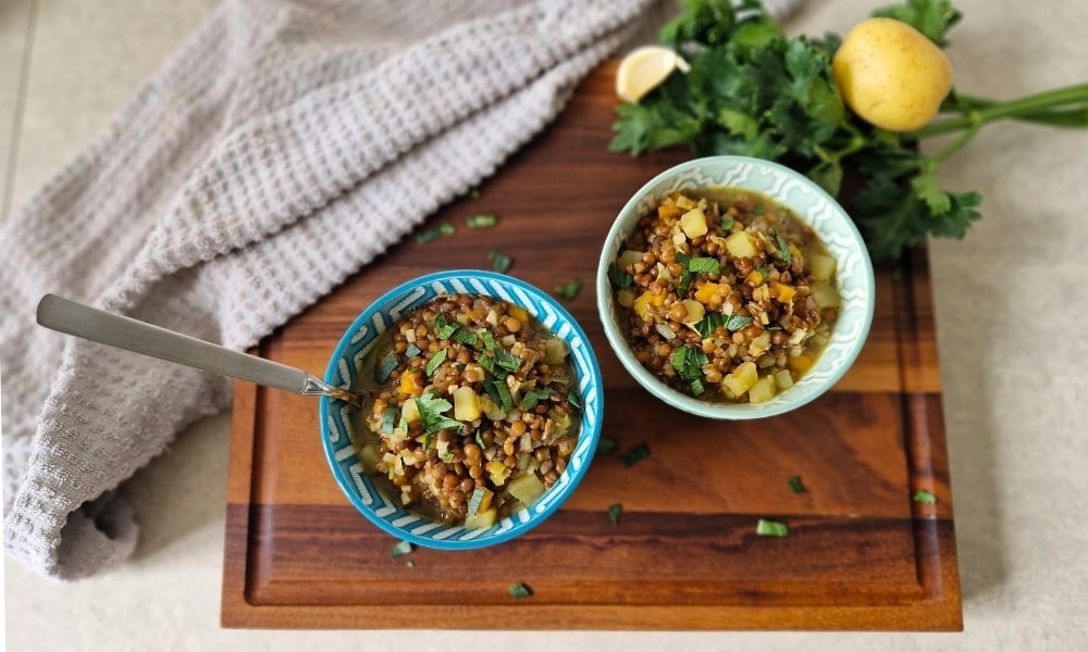 2 Schüsseln mit Linseneintopf vegan wie bei Oma.