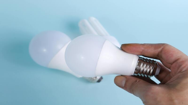 Generally used incandescent bulb used in commercial settings 
