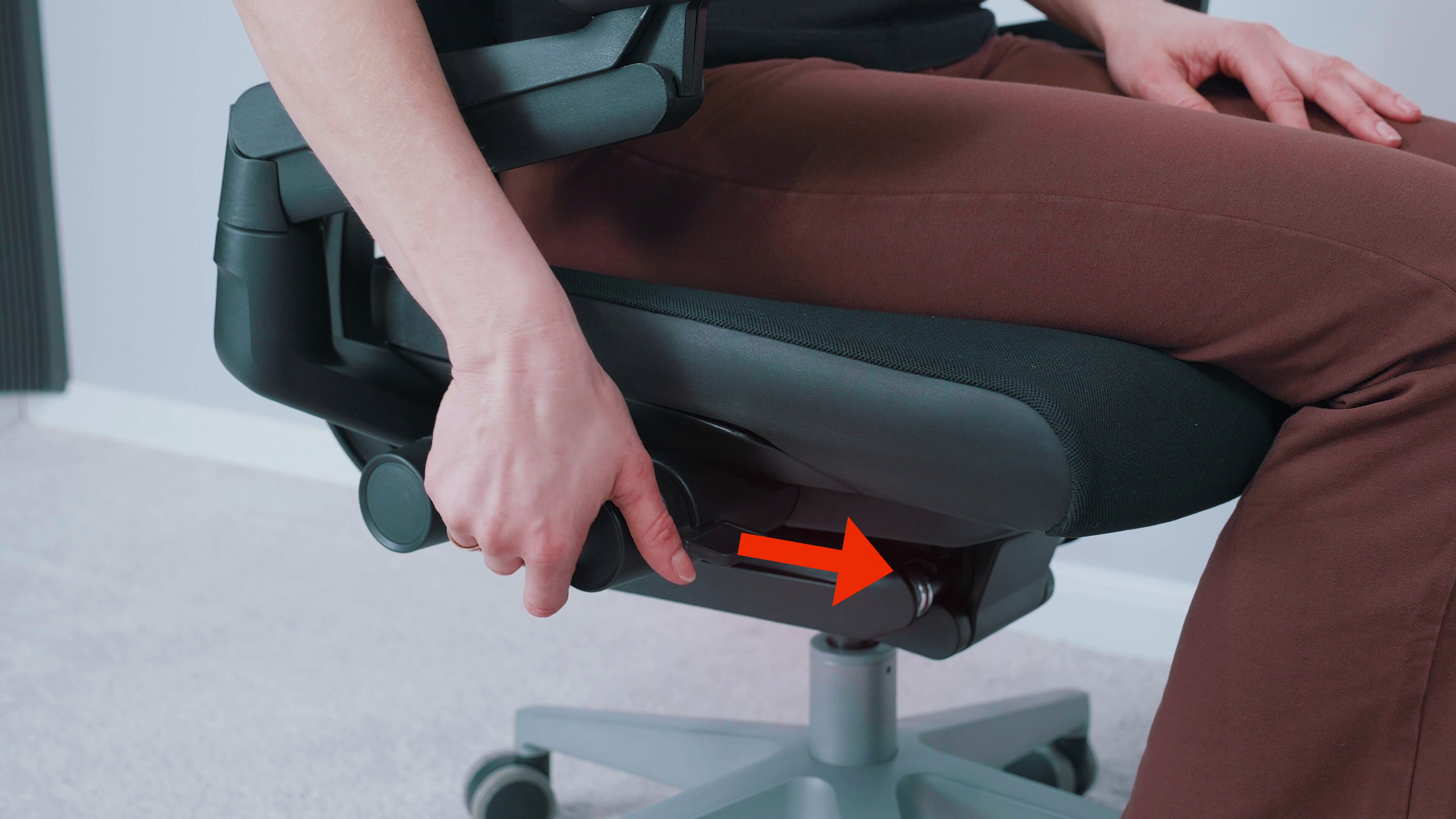 Recenzja fotela biurowego Steelcase Gesture – czy to naprawdę voted best office chair? 4 Regulacja głębokości siedziska za pomocą pokrętła. Źródło: Brastech