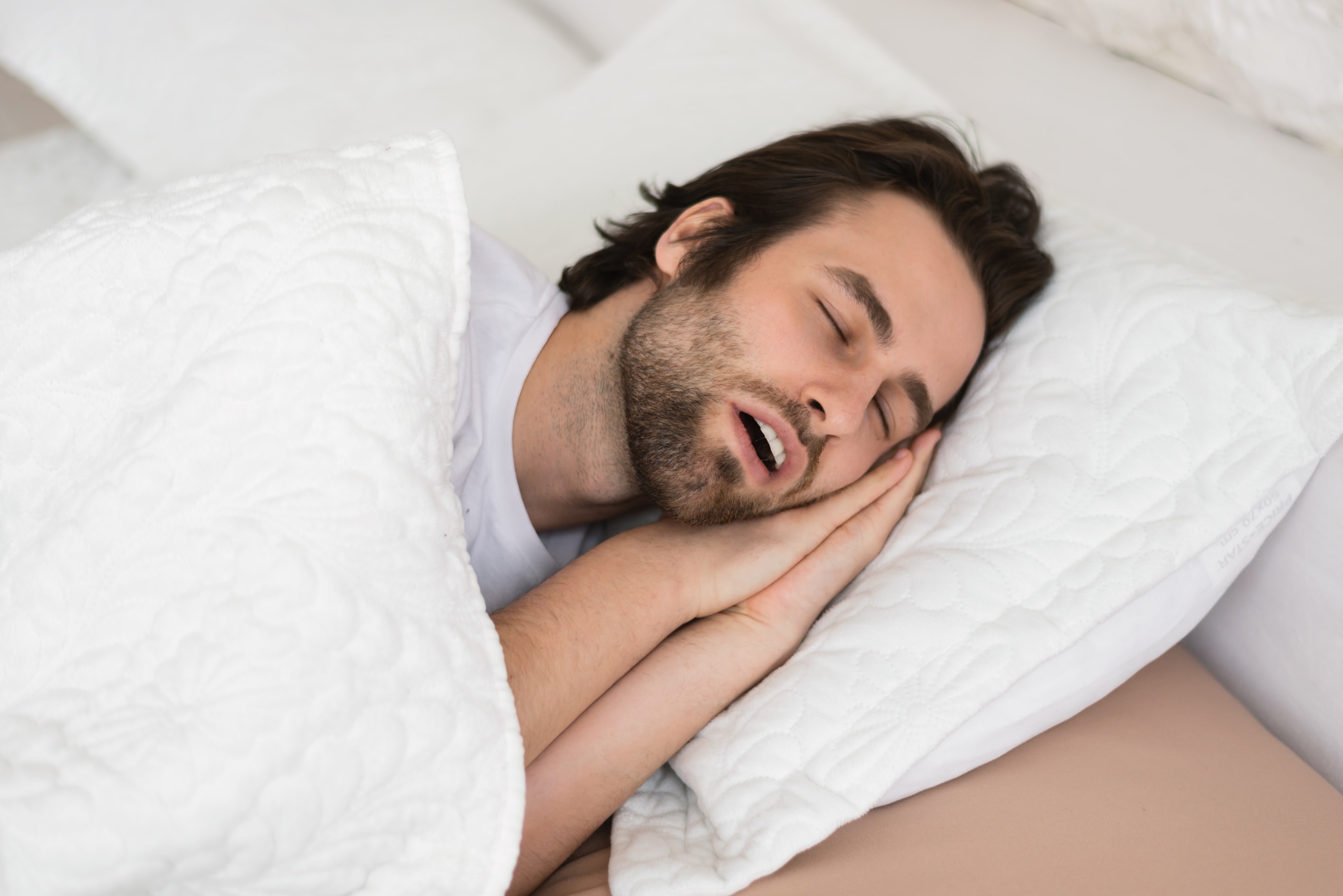 Man sleeping and wondering can a deviated septum cause sleep apnea 