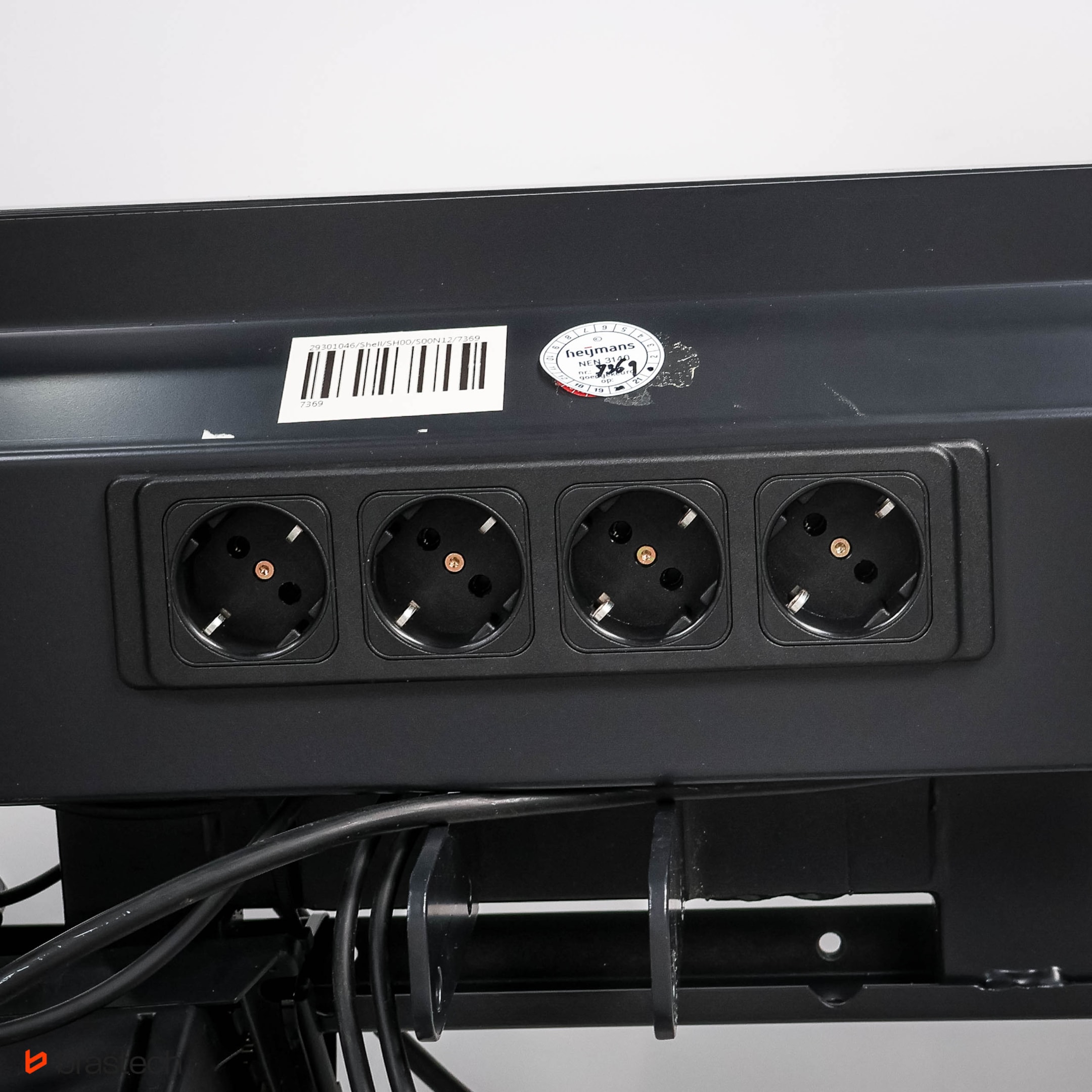 Recenzja biurka Aspa z mechanizmem Linak – biurko elektryczne, które spełni Twoje oczekiwania. 7 Listwa zasilająca pod biurkiem. Źródło: Brastech