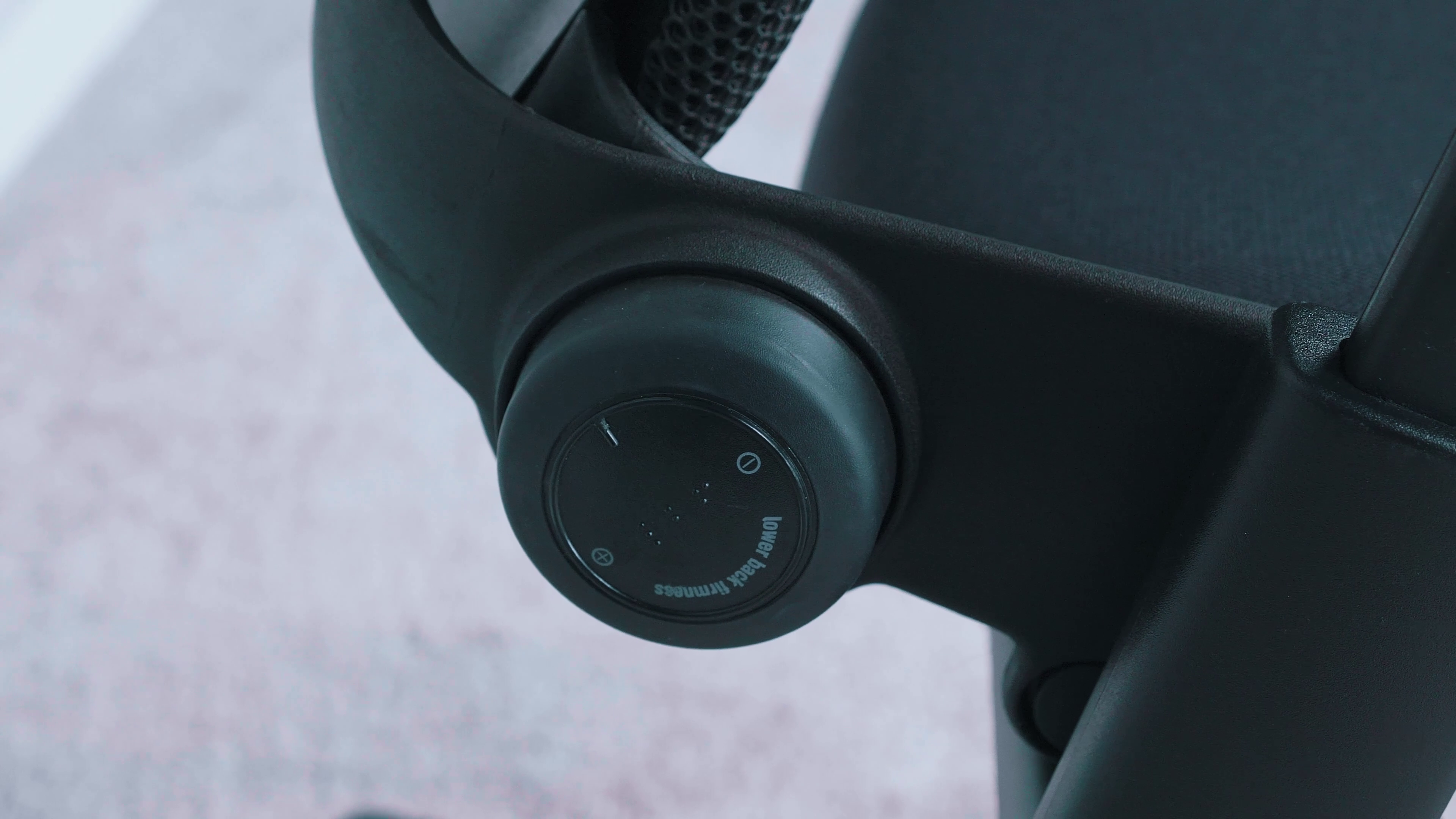 Steelcase Leap V2 – najlepszy fotel biurowy? Test ergonomii, opinia i recenzja Brastech 6 Oznaczenie elementów sterujących przyjazne dla osób niewidomych. Źródło: Brastech