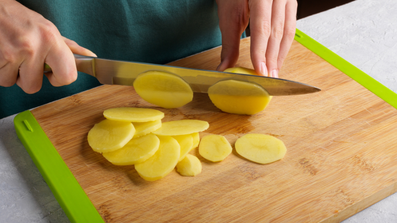 cutting board with dual-sided feet 