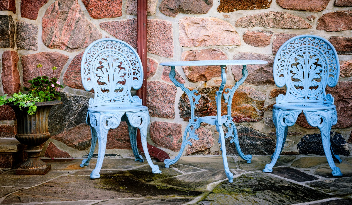 Remove rust from iron garden furniture - finished iron garden table and two chairs - metal furniture - painted light blue 