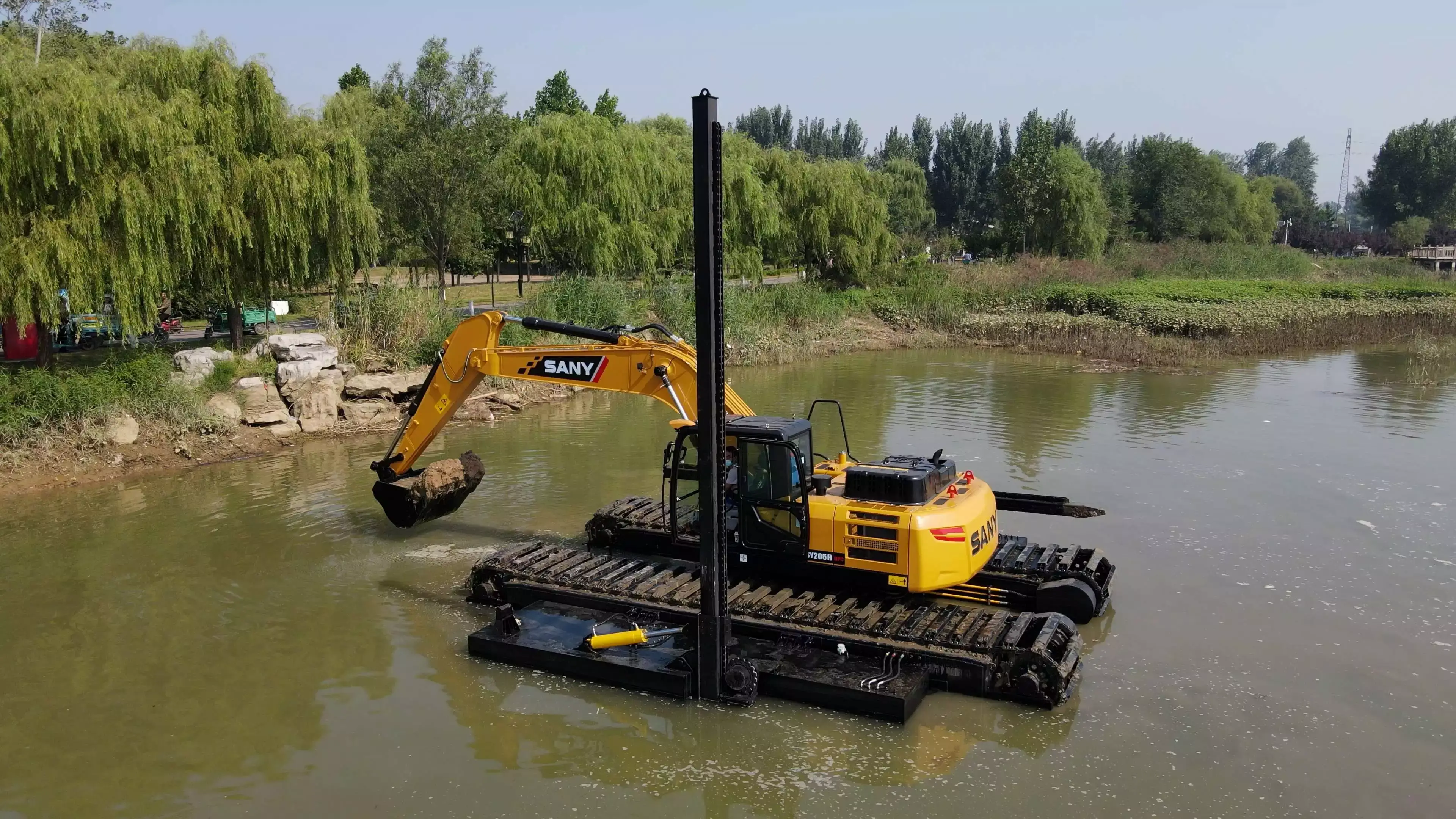 Amphibious tracked excavator allow operators to work easily on water and mud.