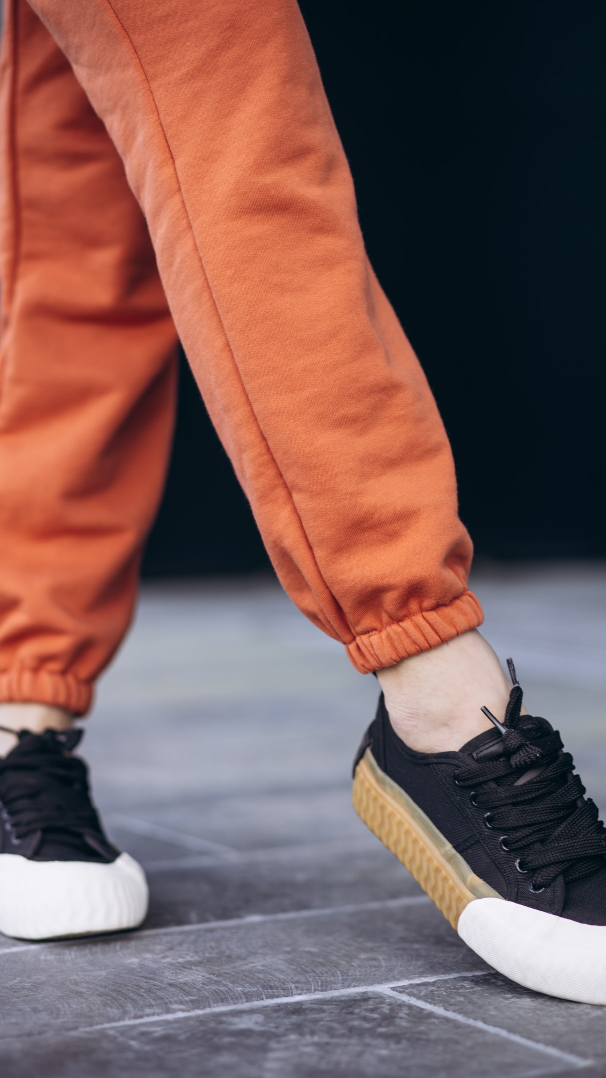 Ktoś na zdjęciu wie, jakie buty do spodni dresowych pasują najlepiej!