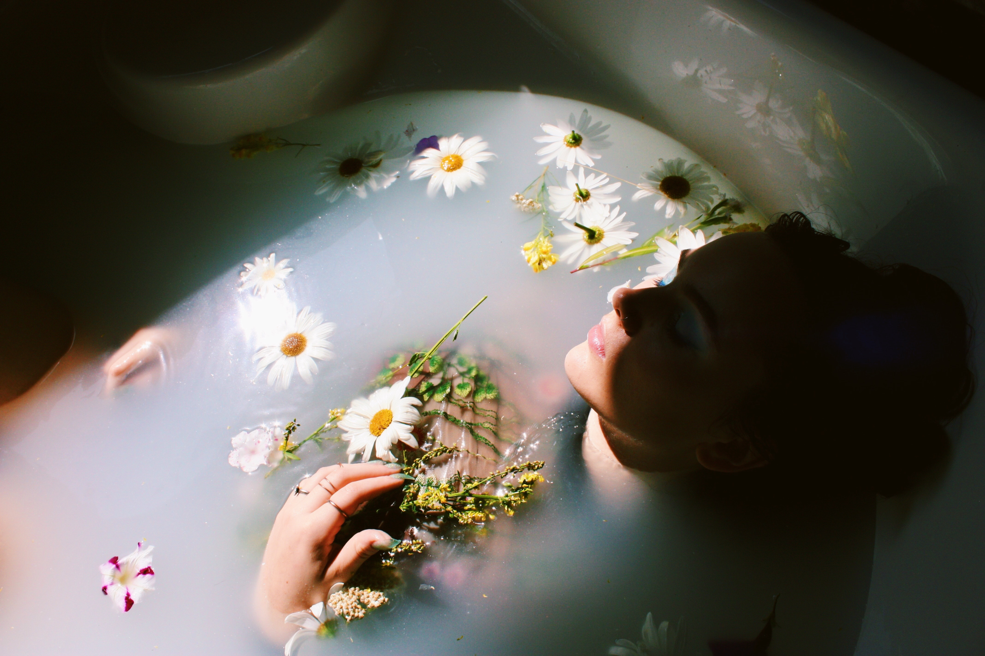 A self-love bath offers transformative reflection and self-care. Source: Unsplash, Isi Parente .