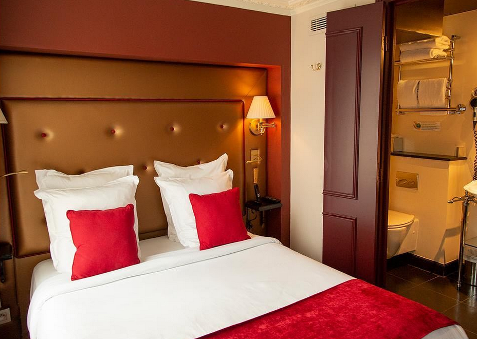 best hotels in paris near moulin rouge