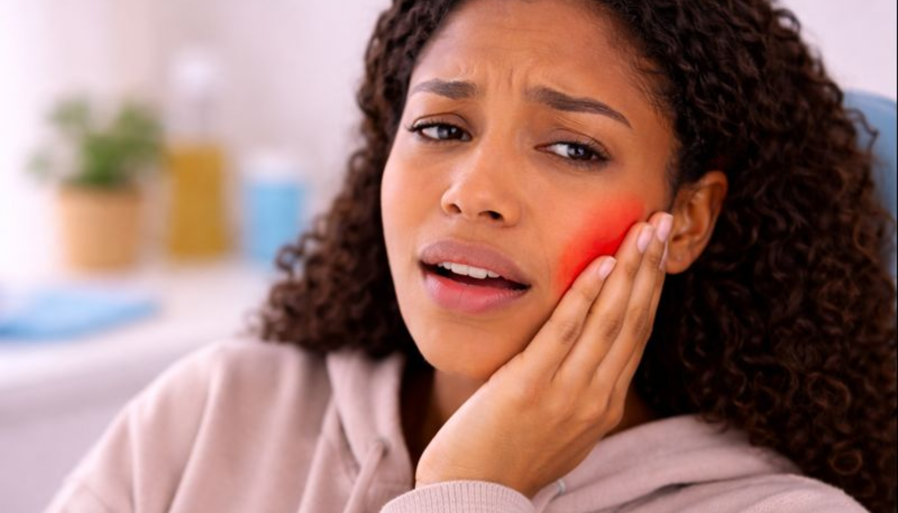 Betennelse Etter Trekking av Tann: Når Helingen Går Galt 13 Kvinne med hevelse i kinnet etter tanntrekking, viser betennelse når helingen ikke går som forventet.