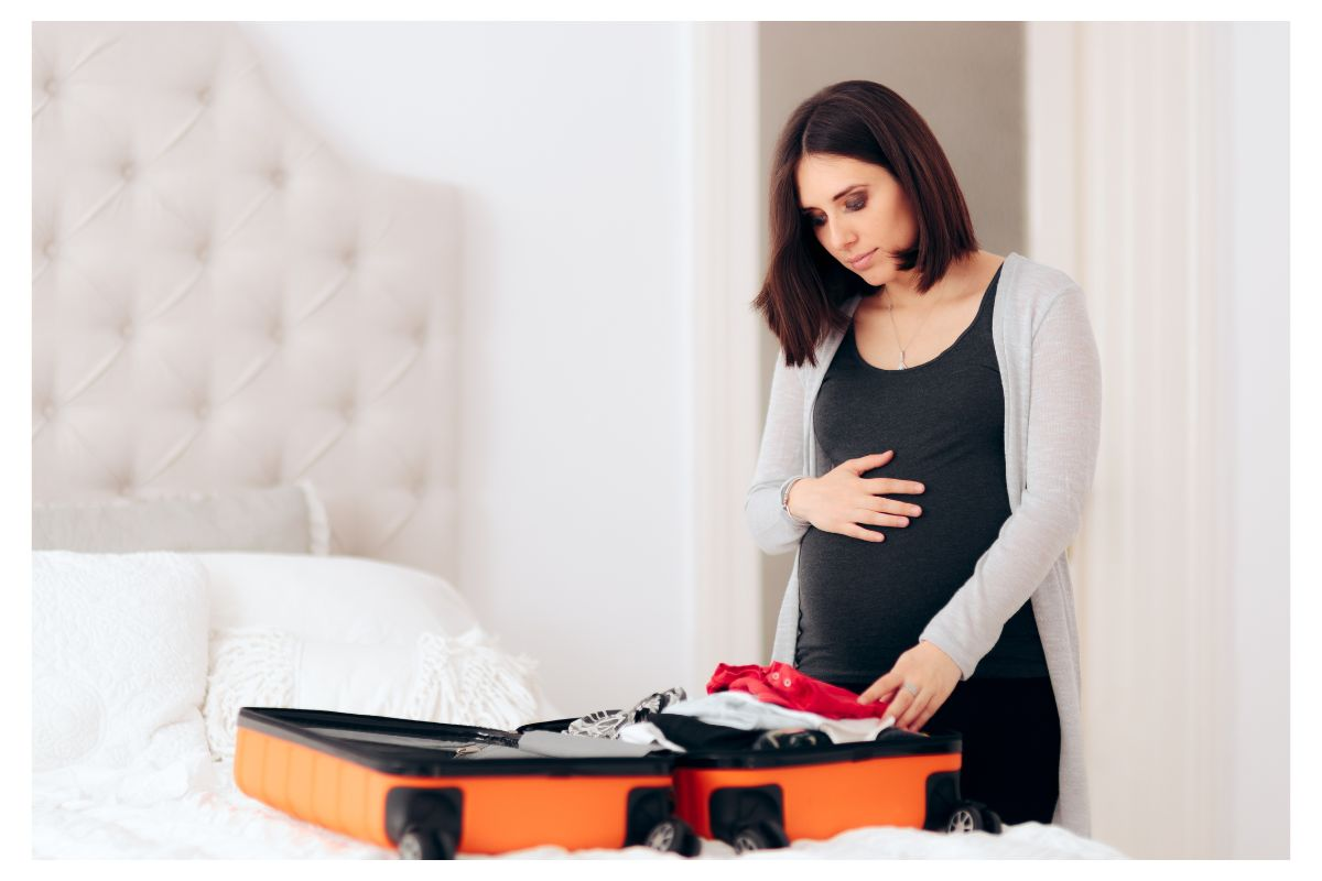 Schwangere beim Kliniktasche packen