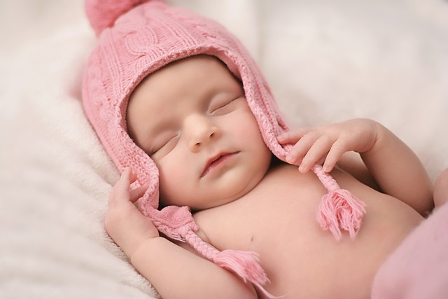 Noworodek dziewczynka w ciepłej zimowej czapce