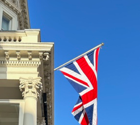 Angielska flaga powiewająca w dzielnicy Kensington i Chelsea