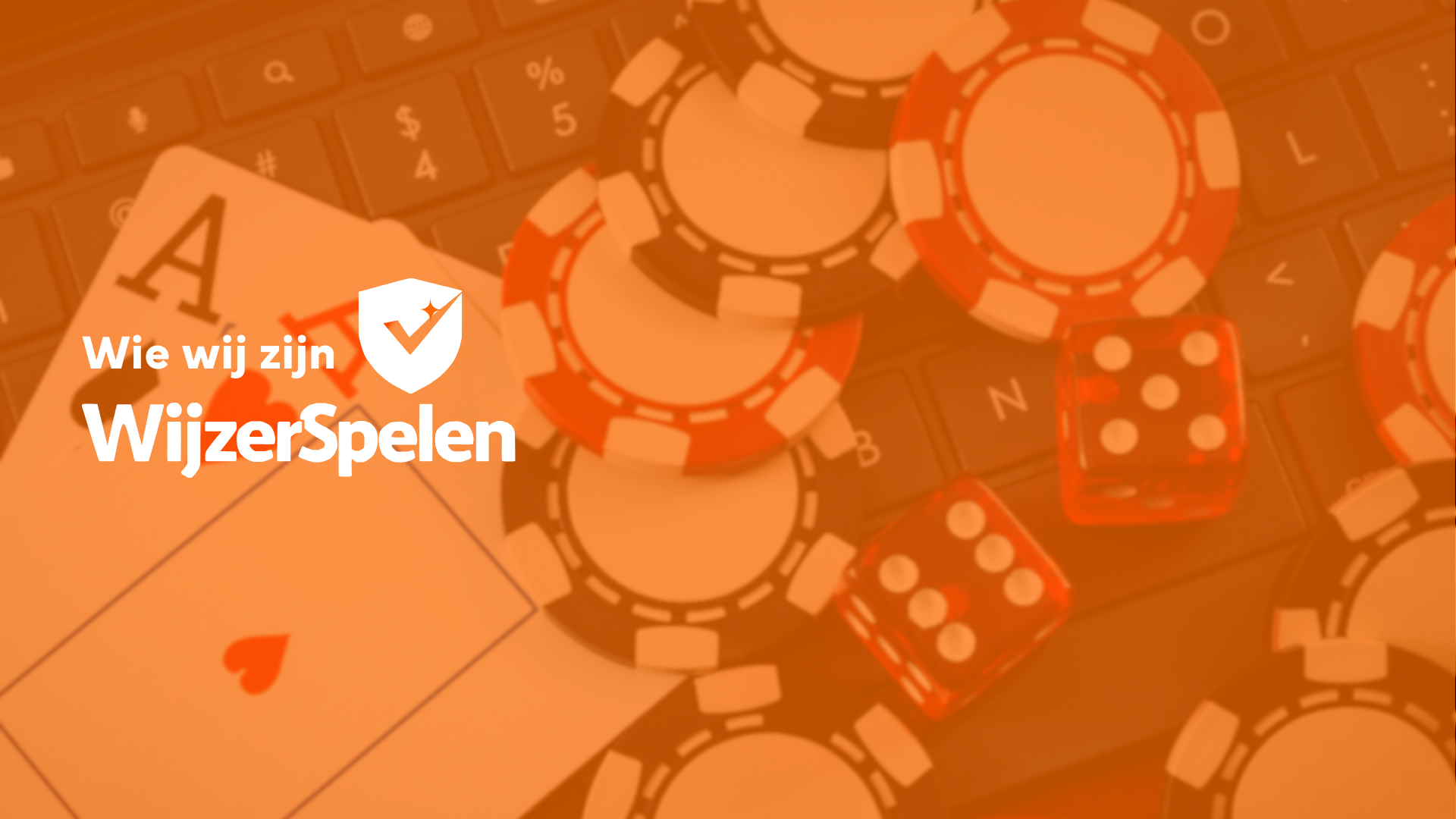 Oranje getinte illustratie met fiches, dobbelstenen en speelkaarten met de tekst ‘Wie wij zijn’ en het WijzerSpelen-logo.
