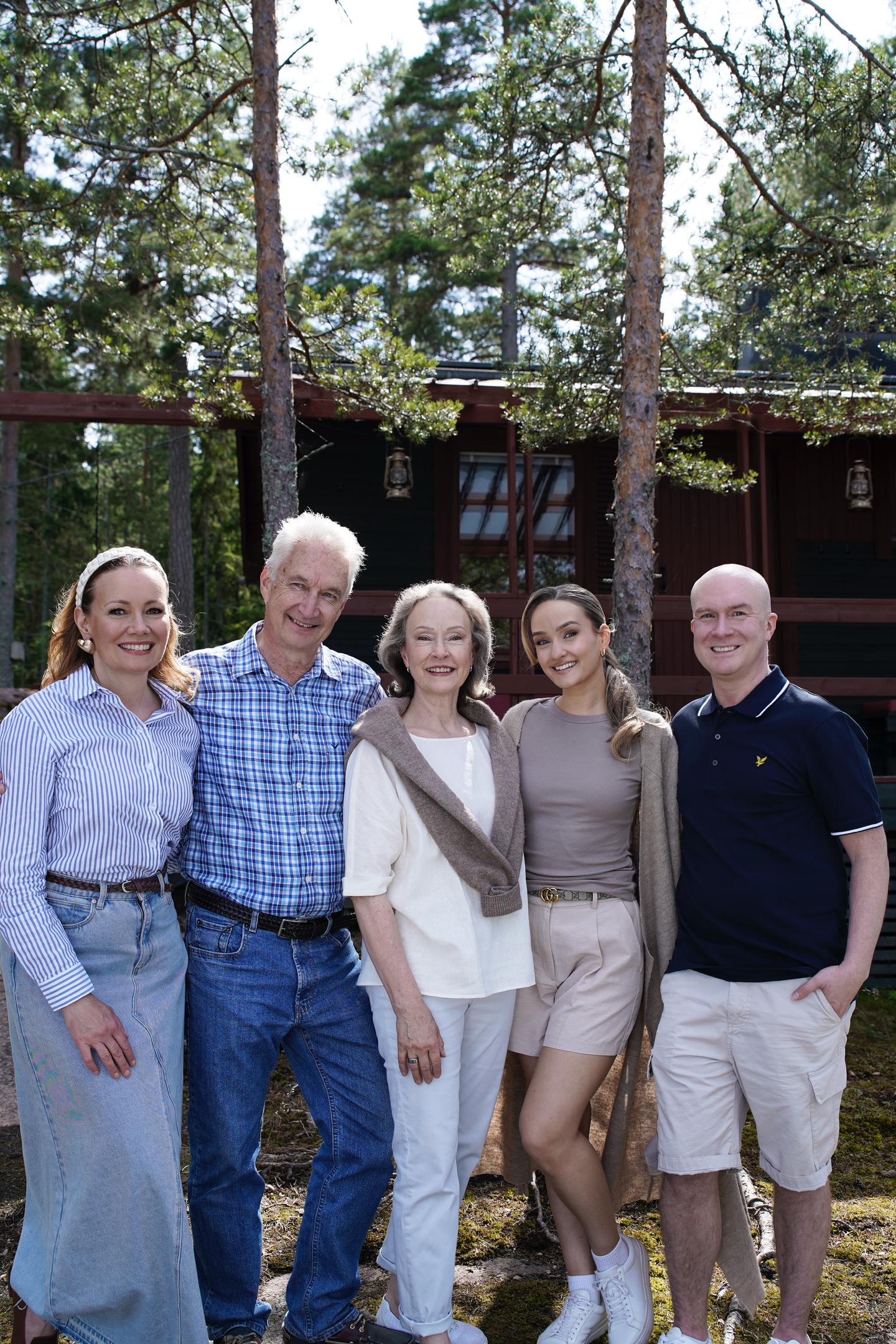 Marja Hintikka, Jukka, Reetta ja Nelli Matula sekä Mikko Vesanen Huvila ja Huussi -ohjelman jaksossa 1.