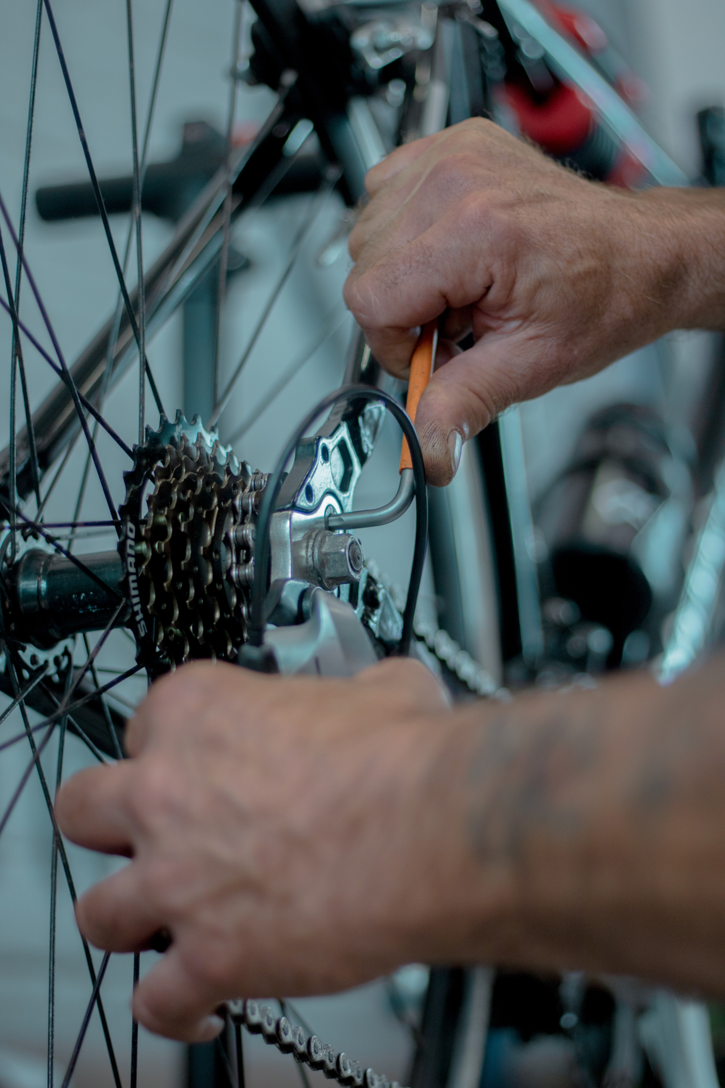Pessoa realizando manutenção em bicicleta. Foto de Rehook Bike, Pexels.