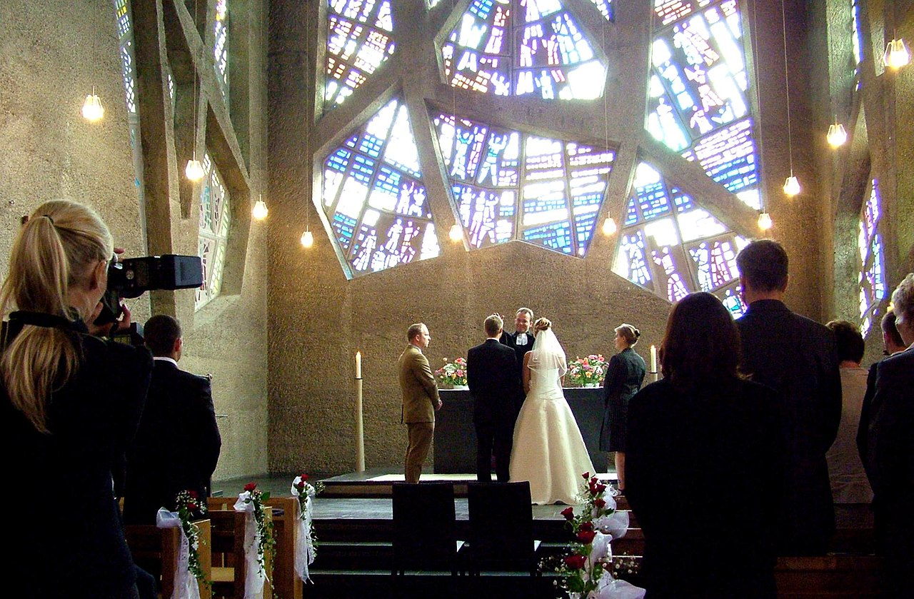 A German priest marrying a couple in a Lutheran church. (Photo: Wikimedia)