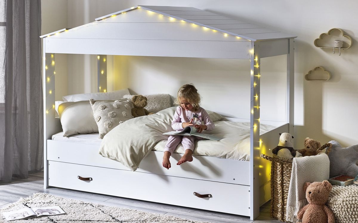 An illustration of an ideal sleep environment for children, showcasing comfort and safety.
