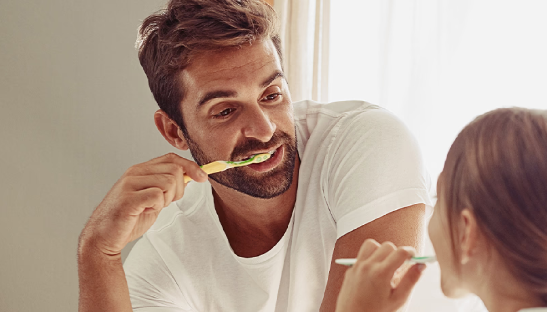 L-lysin: Kosttilskuddet som hjelper mot munnsår 18 "Far og barn pusser tennene sammen, smilende og vendt mot hverandre i hyggelig øyeblikk."