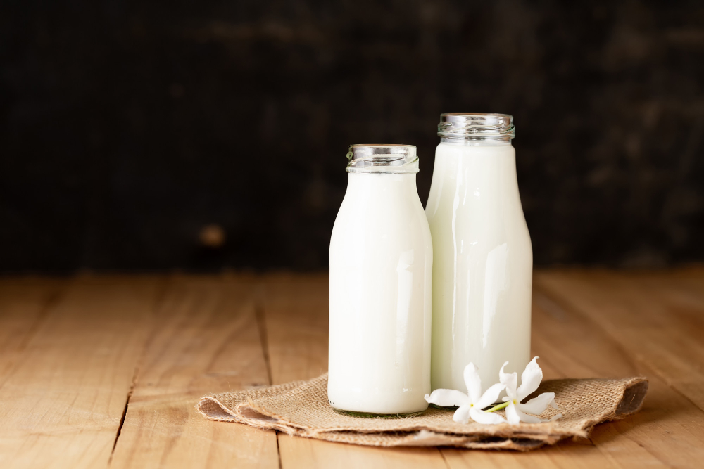 O whey protein hidrolisado é extraído do soro de leite e por isso tem alto valor biológico. Fonte da imagem: Freepik. 