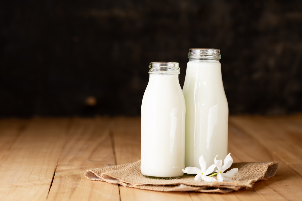 O whey protein hidrolisado é extraído do soro de leite e por isso tem alto valor biológico. Fonte da imagem: Freepik.