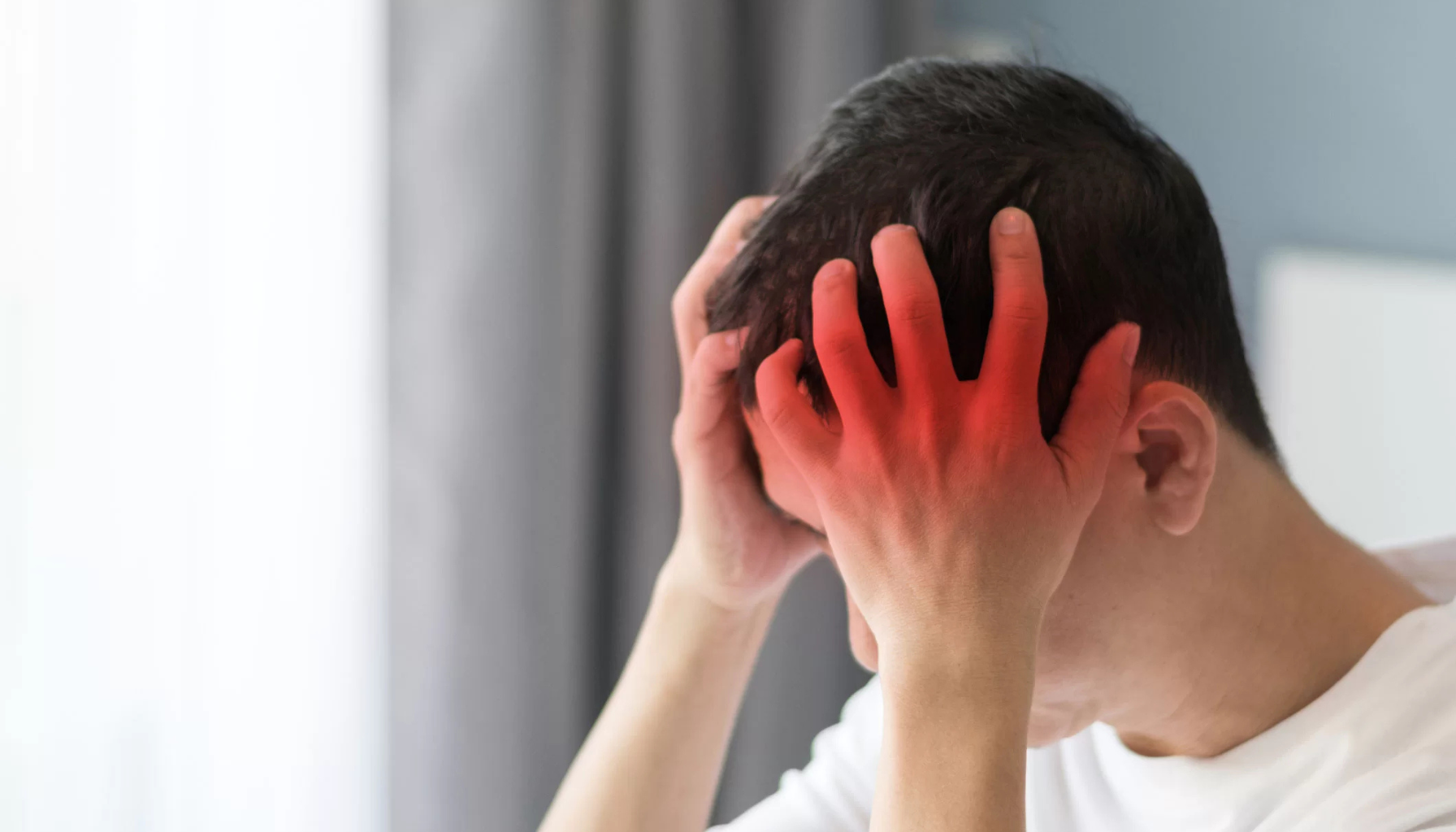 Mann med hodepine; illustrasjon av trykk i tinningene – øvelser kan lindre.