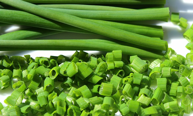 can guinea pigs eat chives