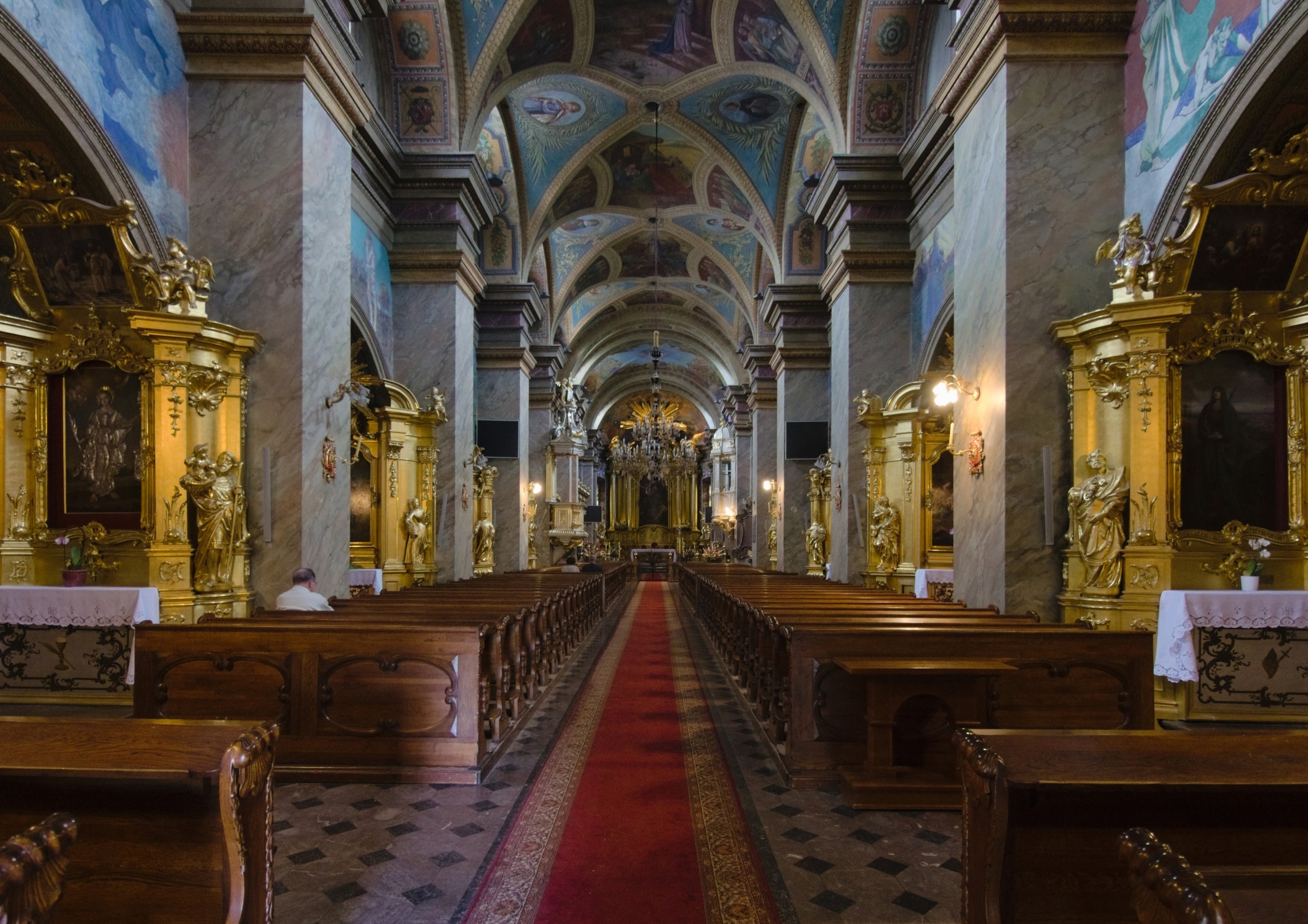 Bazylika Katedralna Wniebowzięcia Najświętszej Maryi Panny (źródło: https://commons.wikimedia.org/wiki/File:Kielce_cathedral_interior_2022.jpg)