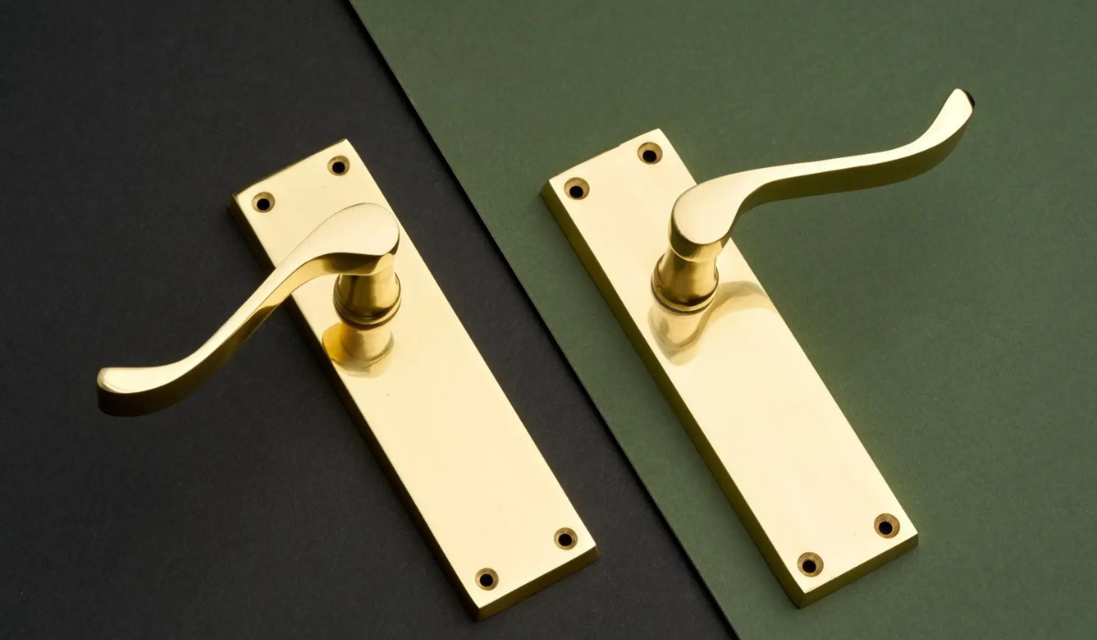 Interior door handle design styles - Georgian interior door handles - scroll lever on backplate - polished brass finish