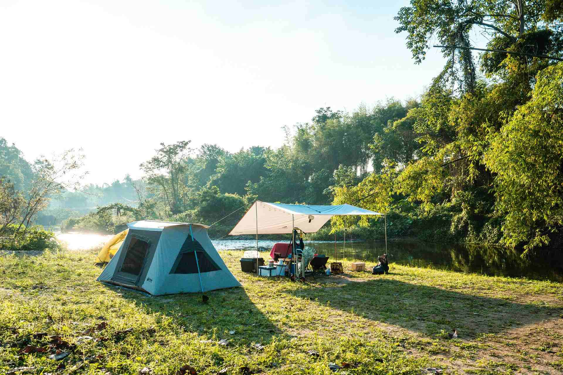 Wildcamping-Zeltlager an einem Fluss
