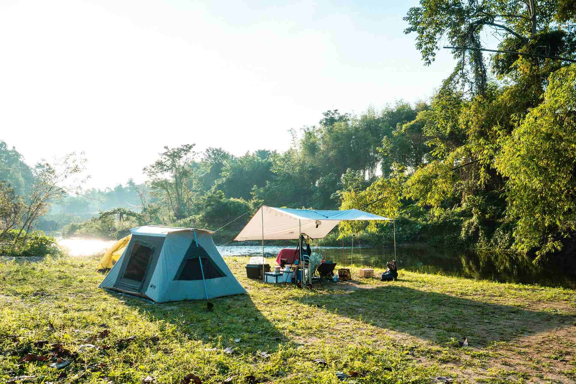 Campo de campismo selvagem junto a um rio