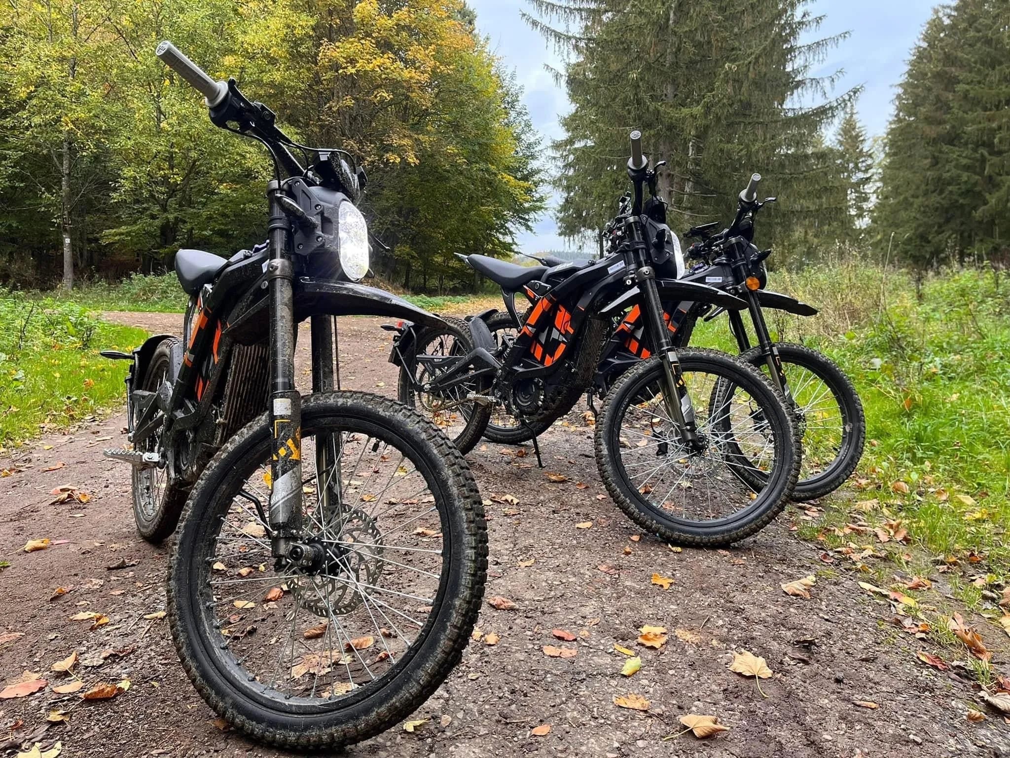 wypozyczlania-motocykli-elektrycznych-surron-light-bee