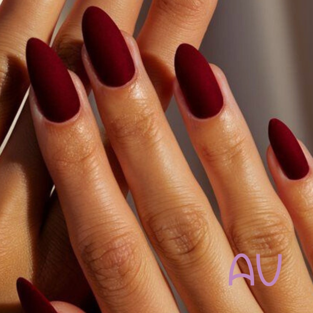 unghie di velluto rosse