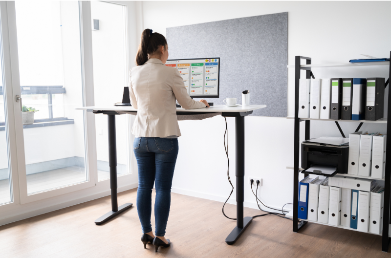 Jak dobrać optymalną wysokość biurka do pracy? 6 Narzędzia biurowe w pozycji dostosowanej do wzrostu użytkownika.