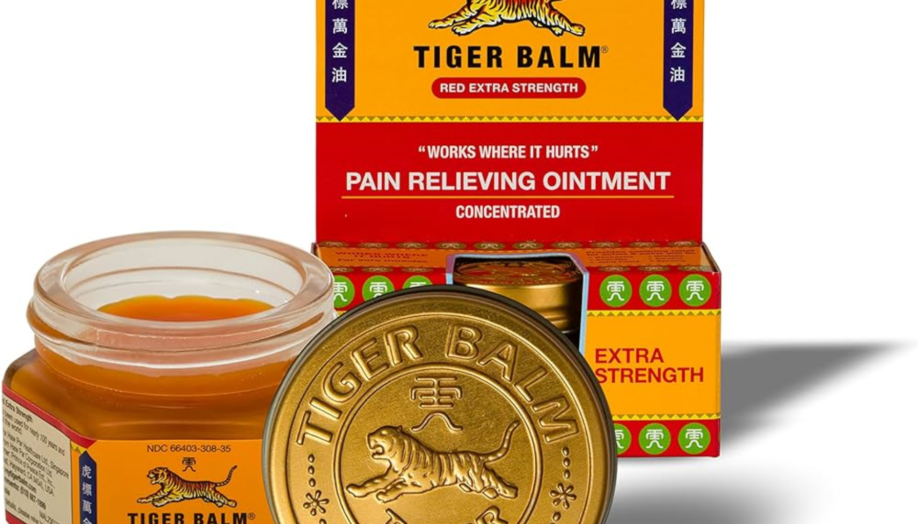 Tiger Balm Red Extra Strength glasskrukke med åpent lokk foran produkteske for smertelindrende salve.