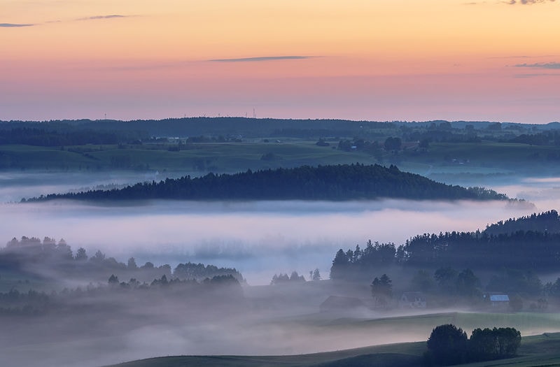 Sprawdź, jak zachwycająco prezentują się Mazury o każdej porze roku. Źródło: https://commons.wikimedia.org/wiki/File:Mazury_garbate.jpg