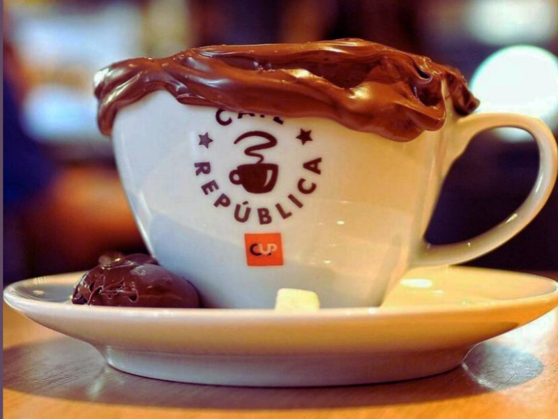 Caneca com borda de Nutella da Café República. Imagem: Reprodução Instagram. 