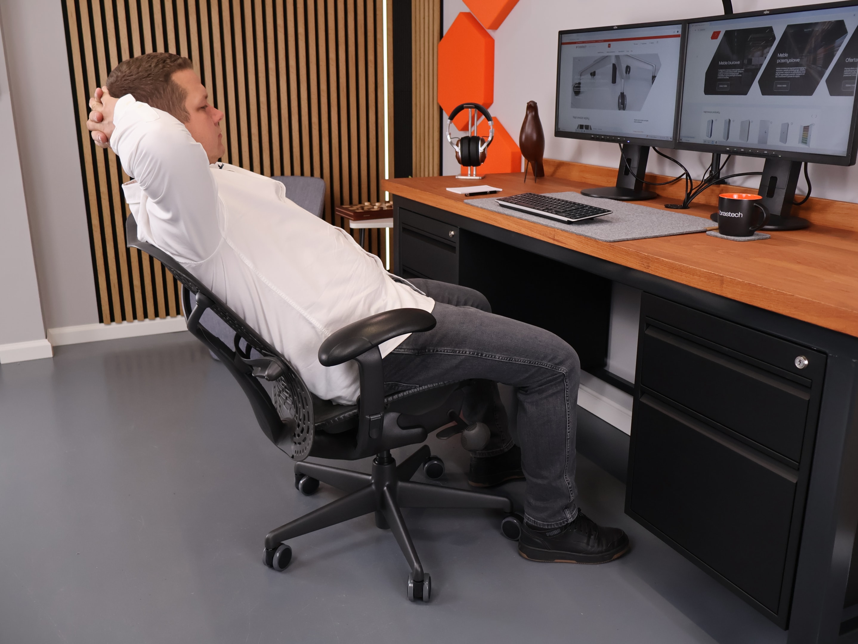 Jak dobrać wysokość biurka do wzrostu? Praktyczny poradnik ergonomii i komfortu pracy 10 Krzesło biurowe podczas odchylenia. Źródło Brastech