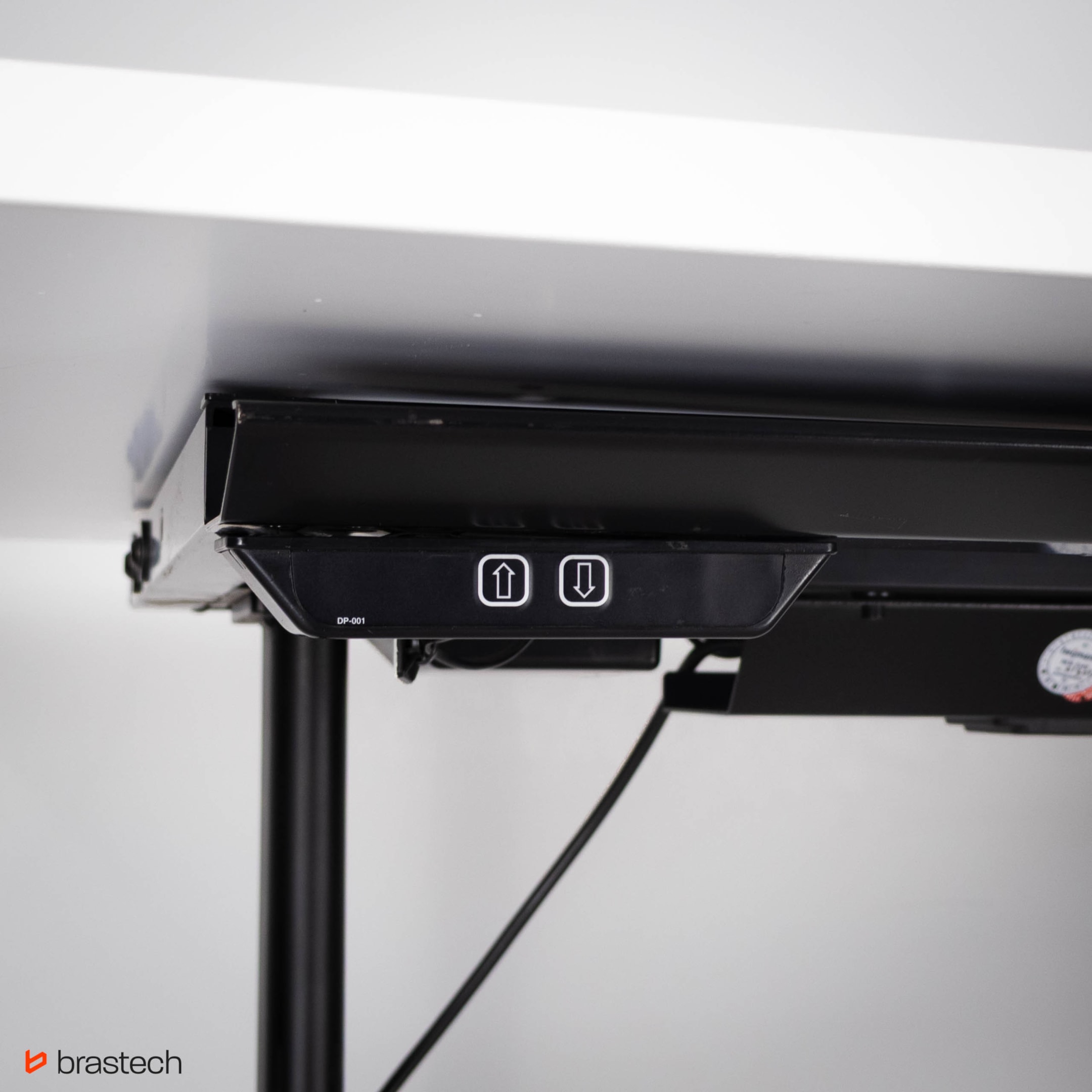 Jak dobrać wysokość biurka do wzrostu? Praktyczny poradnik ergonomii i komfortu pracy 2 Sterowanie wysokości elektrycznego biurka ASPA. Źródło: Brastech