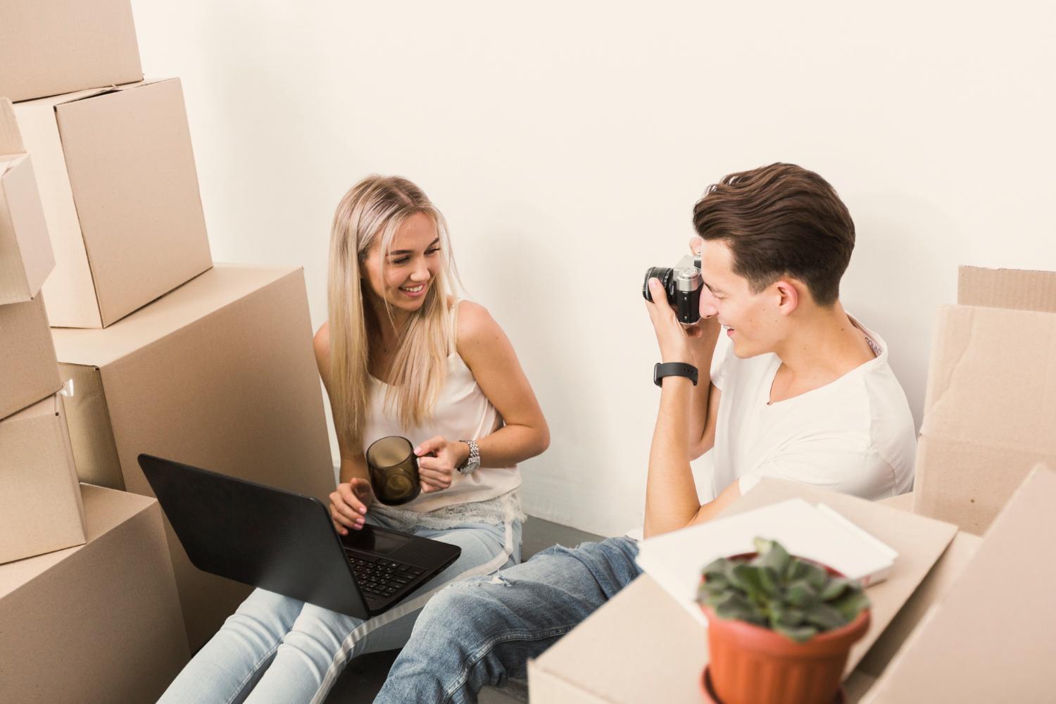 man and woman taking photos for their content management system to give their dropshipping business and online stores a new look