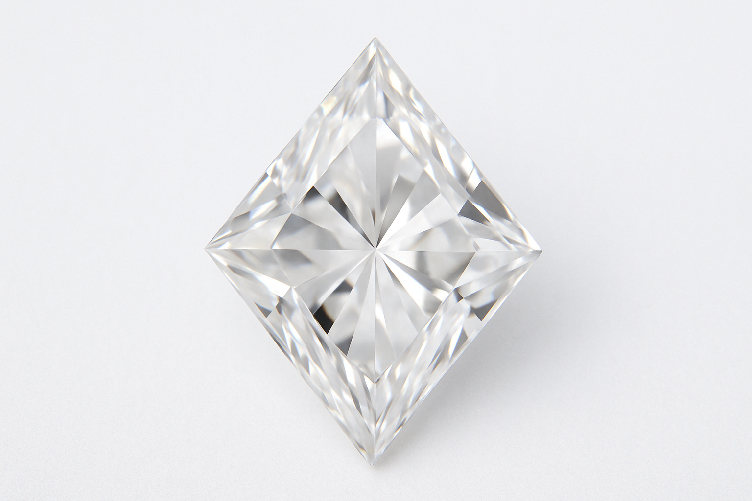 Lozenge formos deimanto makro nuotrauka ant balto fono – rombo forma.