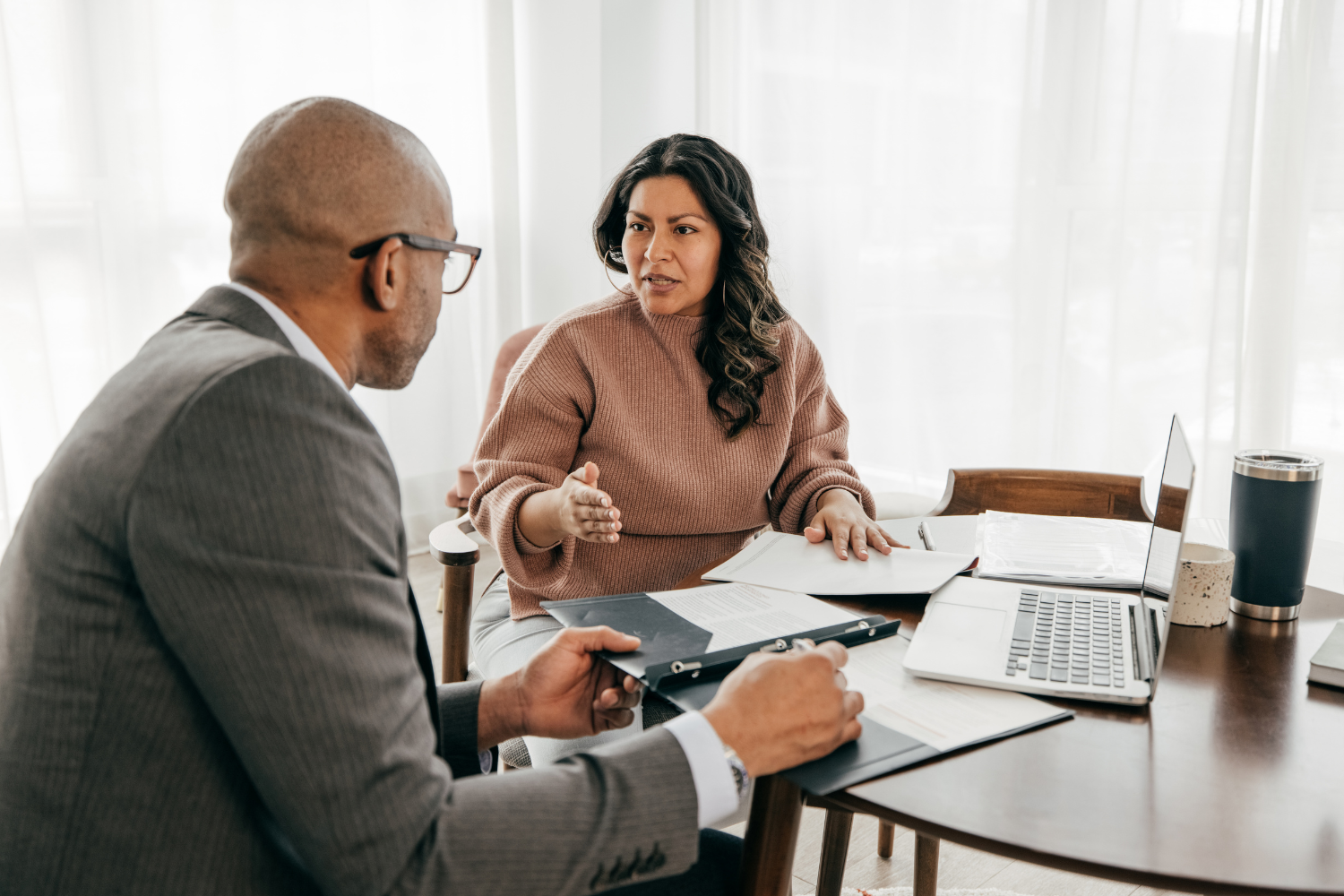 Client and broker speaking and discussing something.