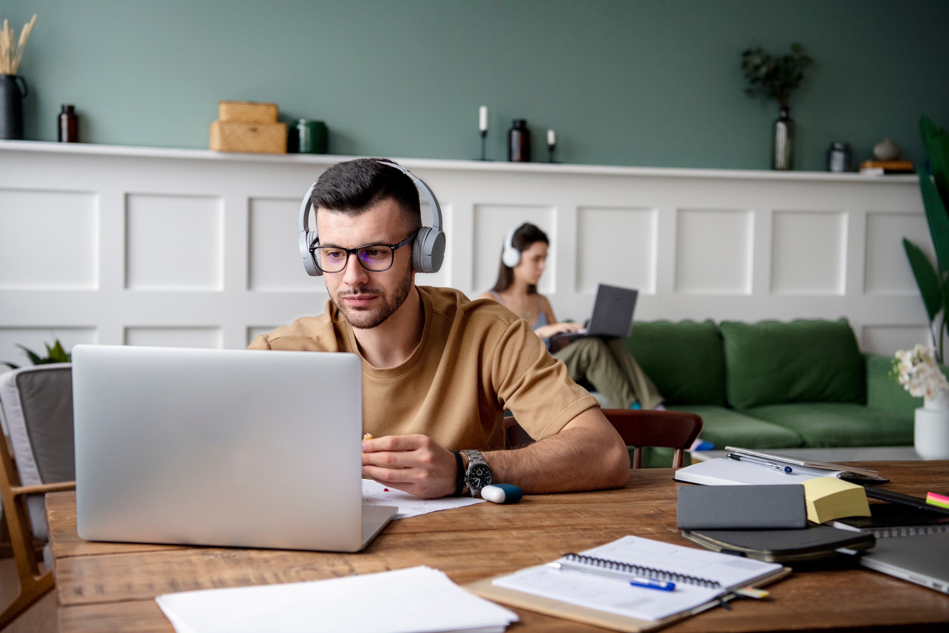 Une personne qui choisit une formation en ligne