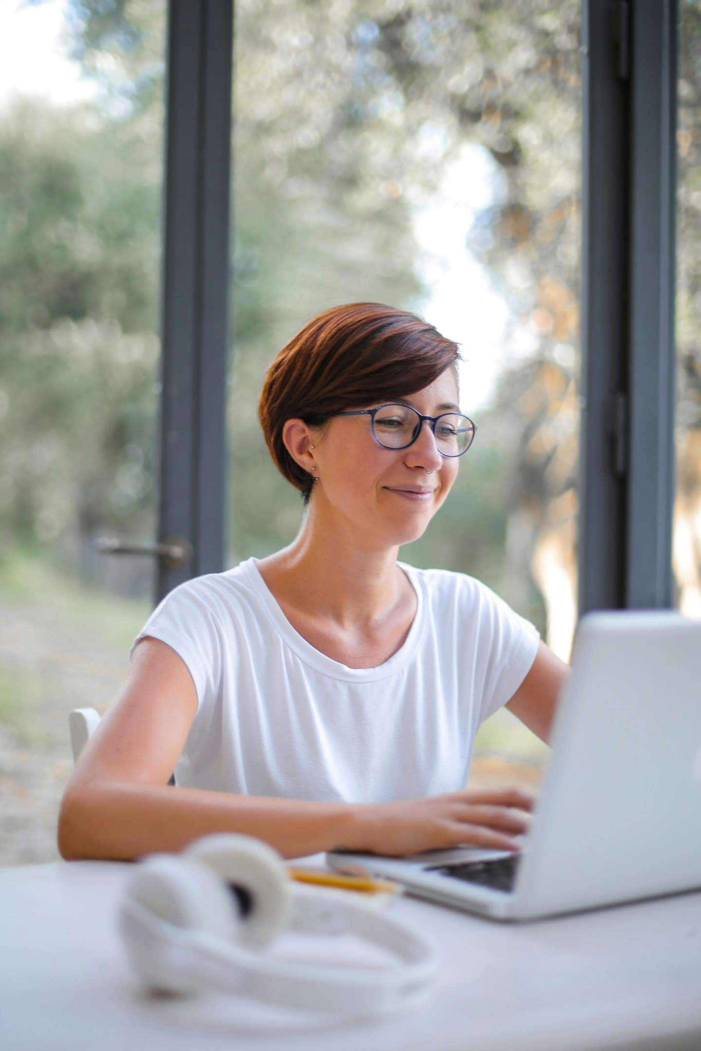 Potential client reads testimonials on real estate website. 