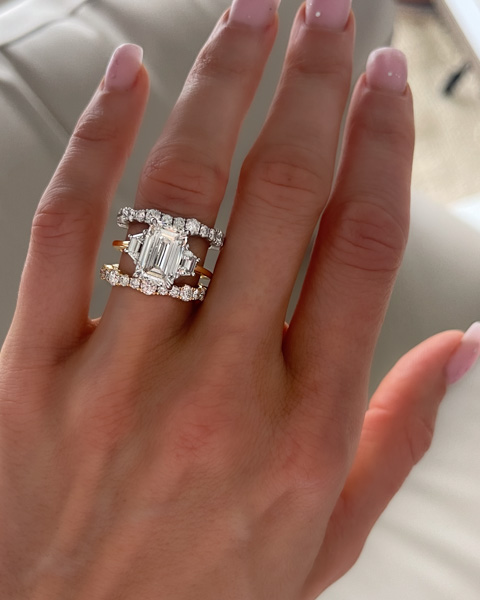 Alianzas de boda con diamantes cultivados en laboratorio (anillo Jumbo Pavé Ripple) y un anillo de compromiso de tres piedras con lados trapezoidales, una alternativa real y sostenible a los diamantes extraídos para aquellos que se preguntan si los diamantes cultivados en laboratorio son reales.