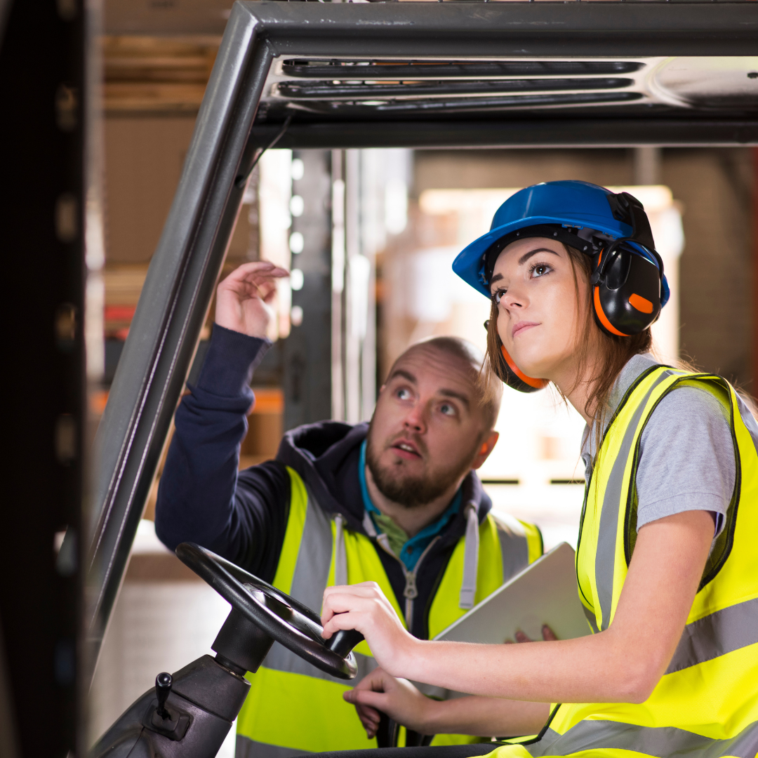 Circuler à vide ou en charge fait partie des savoir-faire de la formation caces® au même titre que la prise de poste ou fin de poste par exemple. Les formations comme le caces® concernent des chariots à plateau porteur ou tout autre engin motorisé et doivent vérifier les connaissances théoriques et les aptitudes pratiques. 