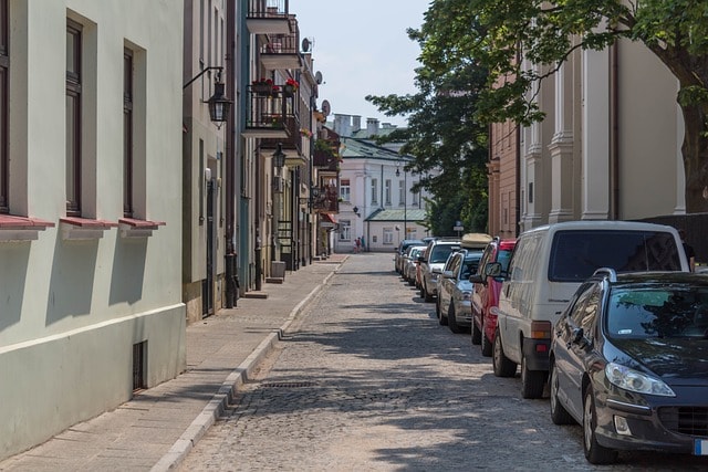 Jedna z ulic Płocka, część Starego Miasta. Zadbane, sąsiednie kamienice. 