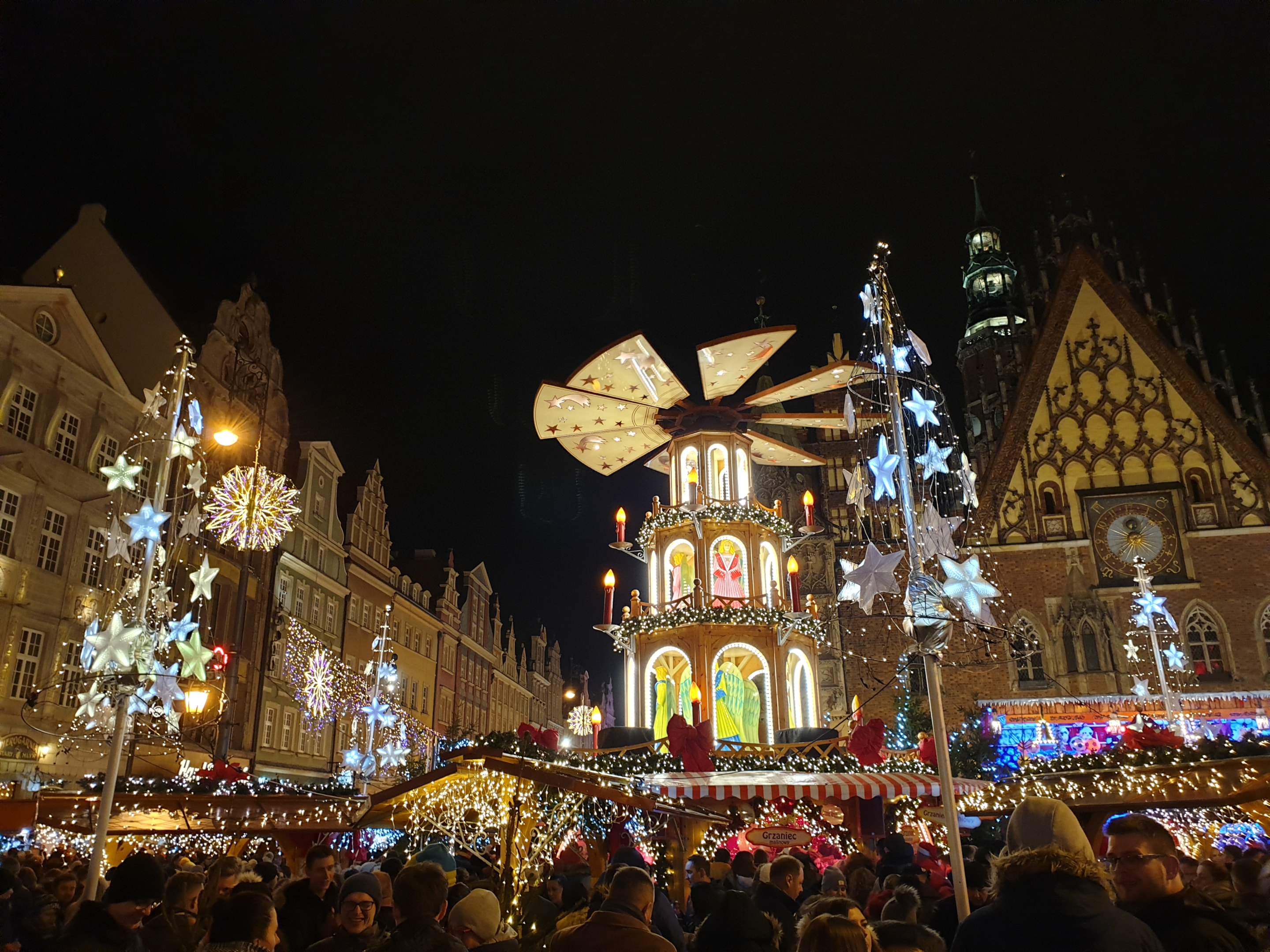 Jarmark Bożonarodzeniowy we Wrocławiu (źródło: https://commons.wikimedia.org/wiki/File:Christmas_Market_in_Wroc%C5%82aw_2019.jpg)