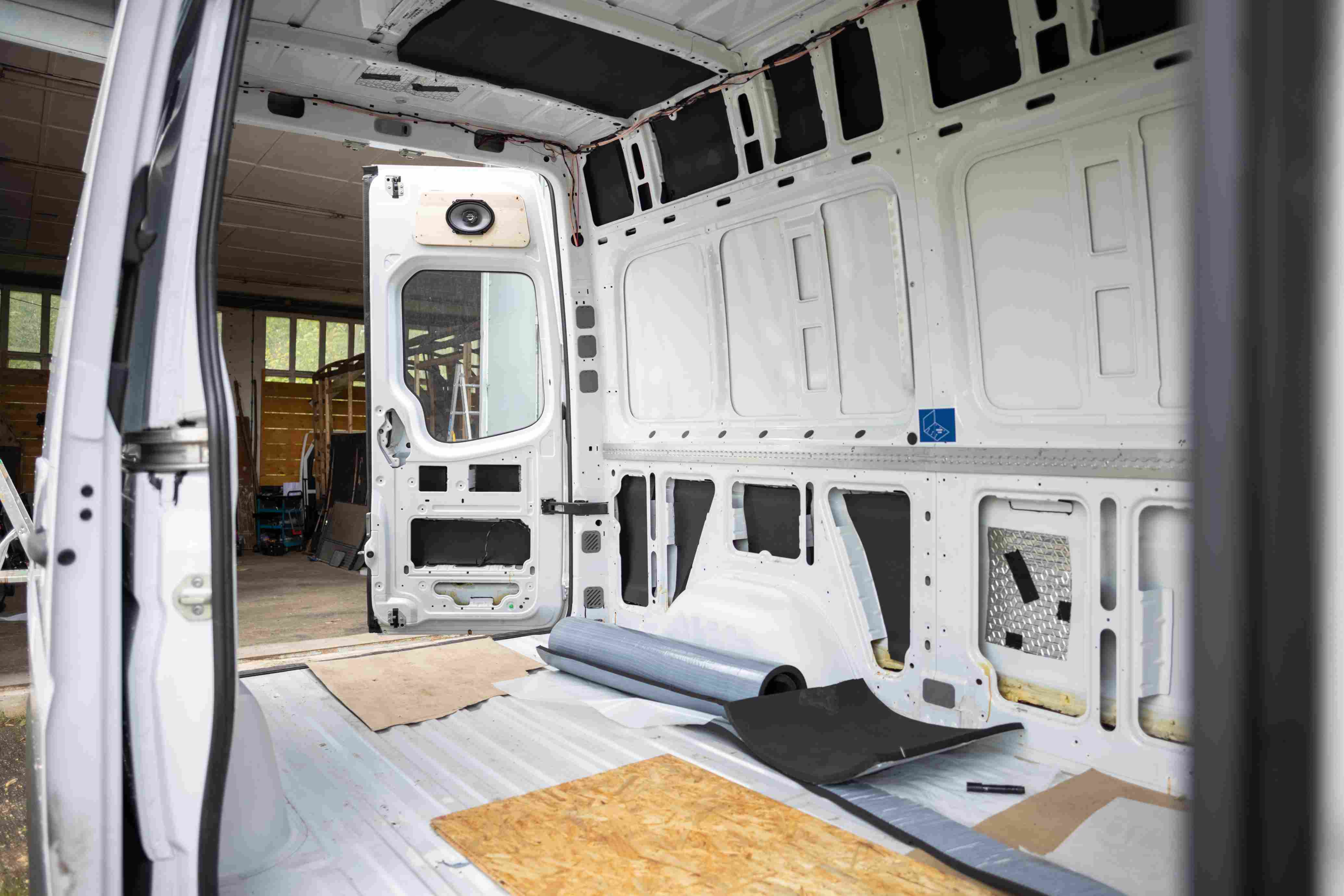 Tomt læsseområde i en varevogn, der skal ombygges til autocamper